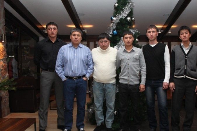 Второй слева — Камчы. Рядом с ним по центру в белом свитере — депутат парламента Кыргызстана Улан Чолпонбаев (кличка «Хопчик»), член парламентской фракции «Ата-Журт» в 5 созыве. Замлидера фракции был Садыр Жапаров, лидером — Камчыбек Ташиев.