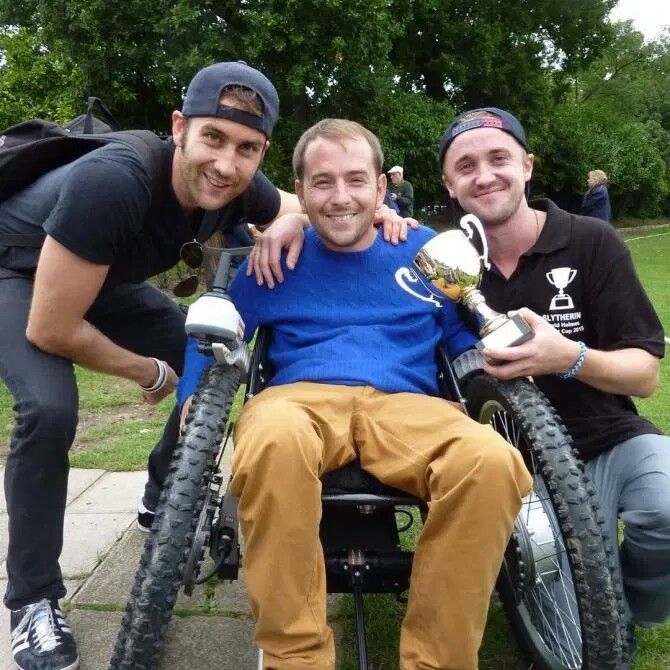 Том Фелтон и Меттью Льюис (сыгравшие Драко Малфоя и Невилла Лонгботтома) с Дэвидом Холмсом