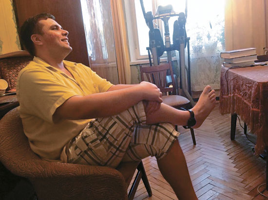 Константин Янкаускас с электронным браслетом на ноге