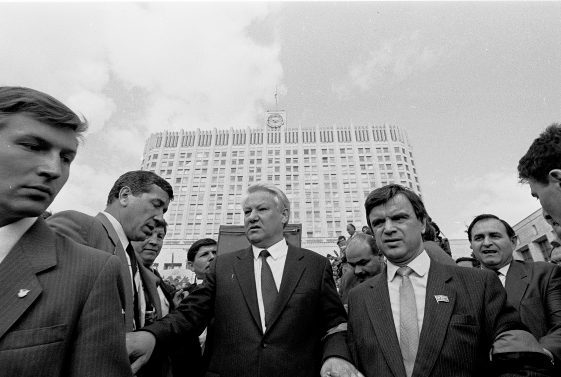 24 августа. Борис Ельцин и Руслан Хасбулатов перед траурным митингом прощания с Дмитрием Комарем, Ильей Кричевский и Владимиром Усовым