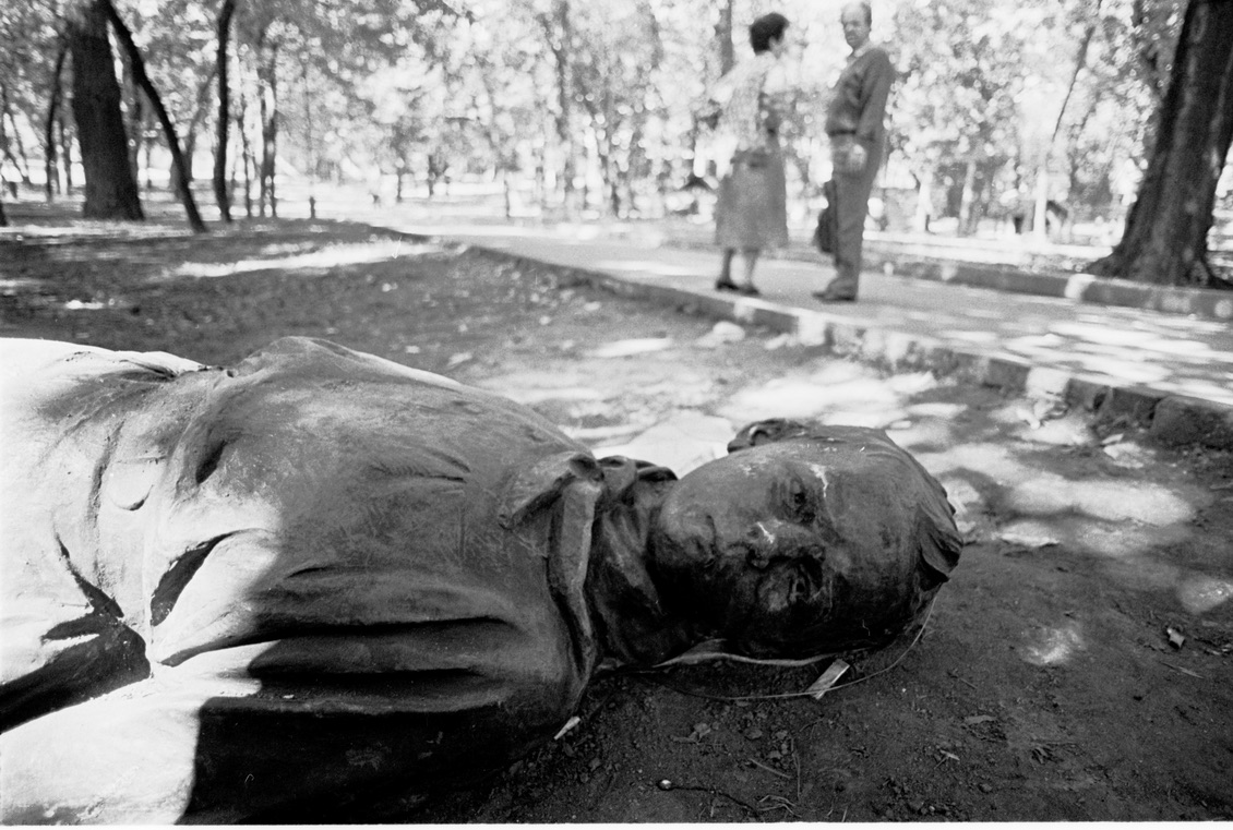 Поверженный памятник Павлику Морозову