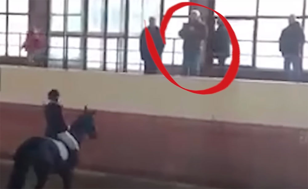 Дарья на коне, ее отец обведен красным кругом