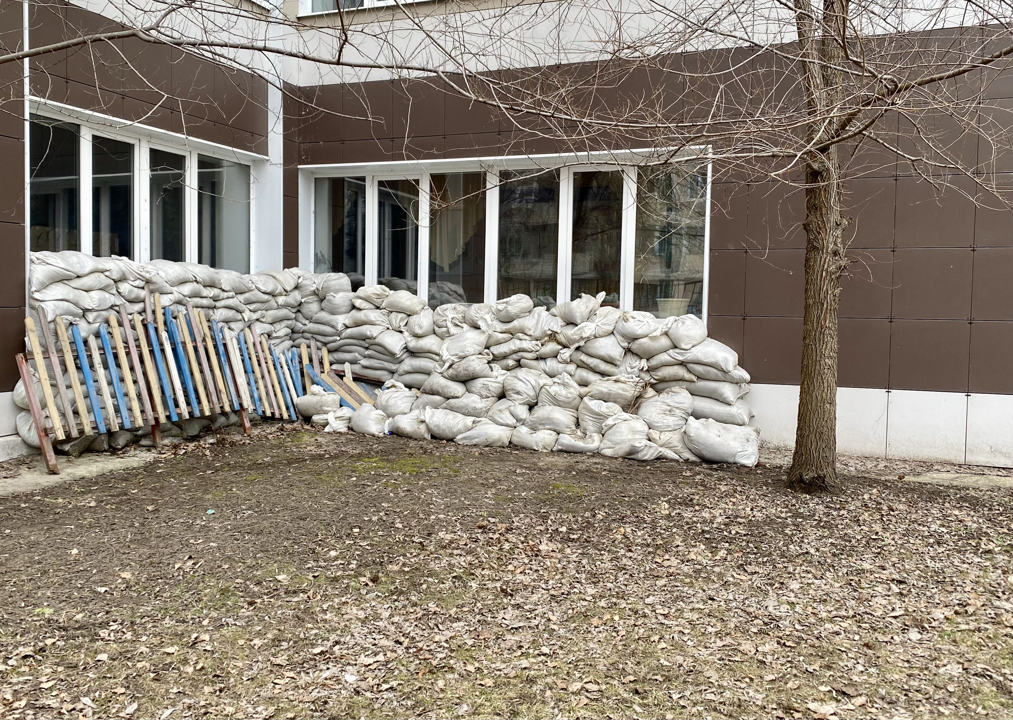 Мешки с песком у одной из школ, в которой размещен УИК