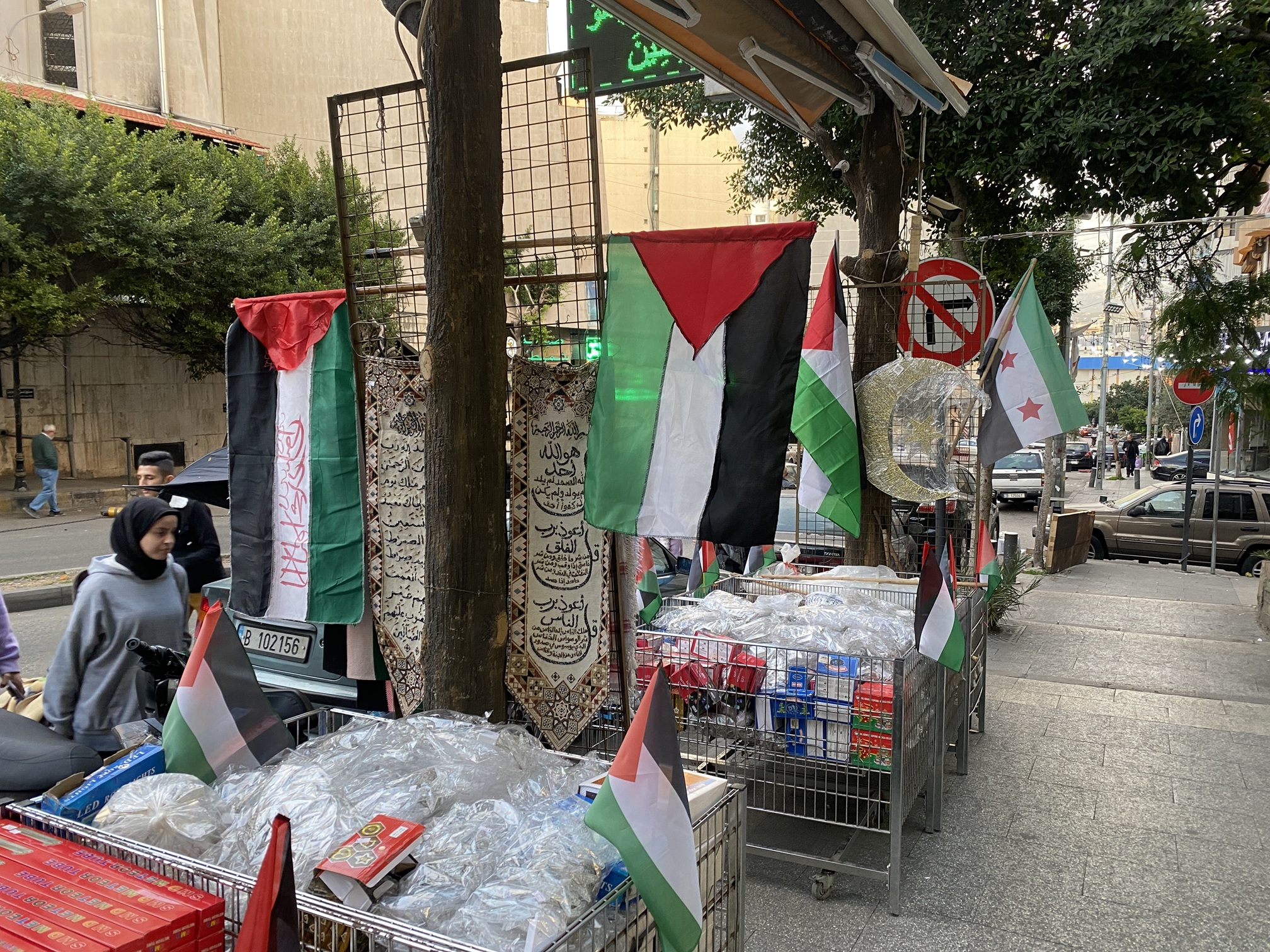 Снижение влияния «Хезболлы» не означает роста поддержки Израиля: палестинские флаги в Ливане встречаются часто, а все встреченные ливанцы — как христиане, так и сунниты с шиитами, — высказывают сочувствие Палестине и называют Израиль агрессором