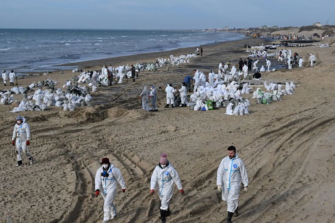 Volunteers collect oil-contaminated beach sand in the city of Anapa, Krasnodar, on Dec. 21.
