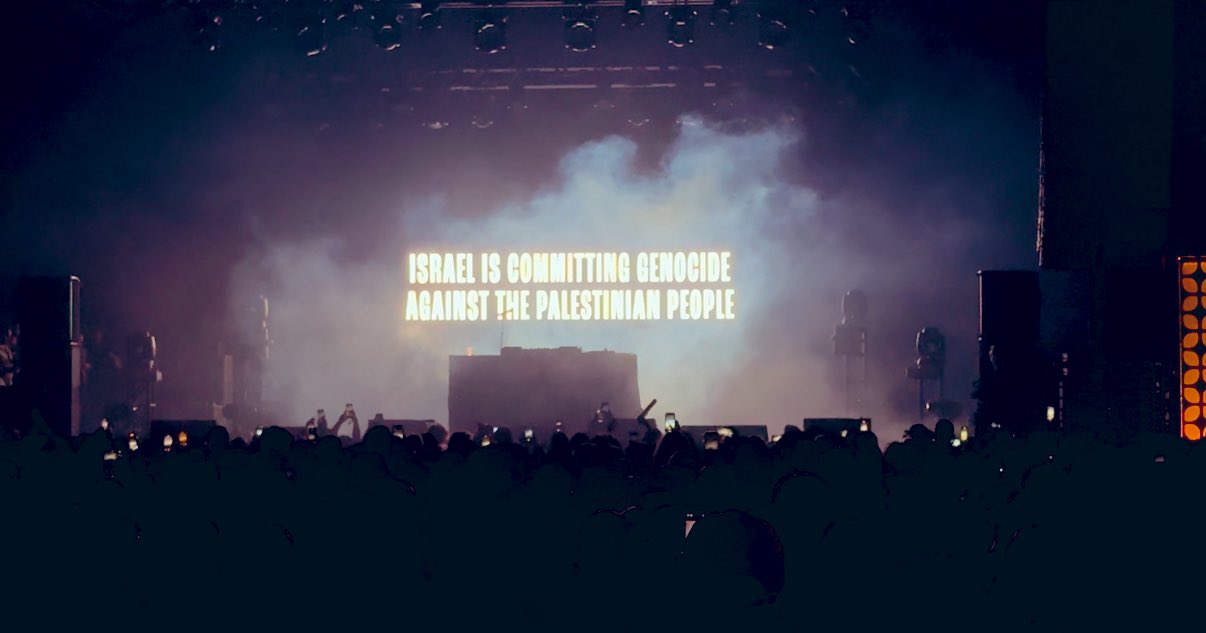 Сцена во время выступления Kneecap