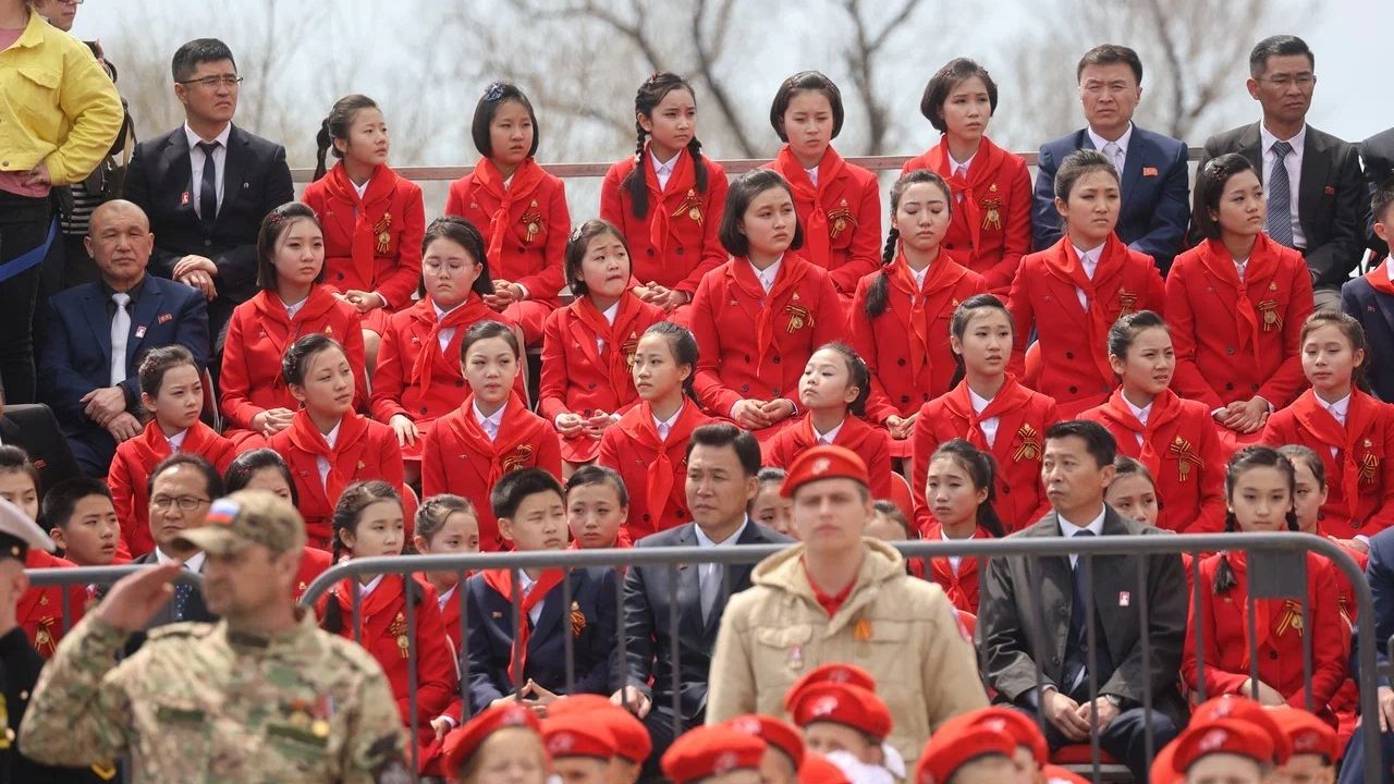 Школьники из КНДР на параде во Владивостоке
