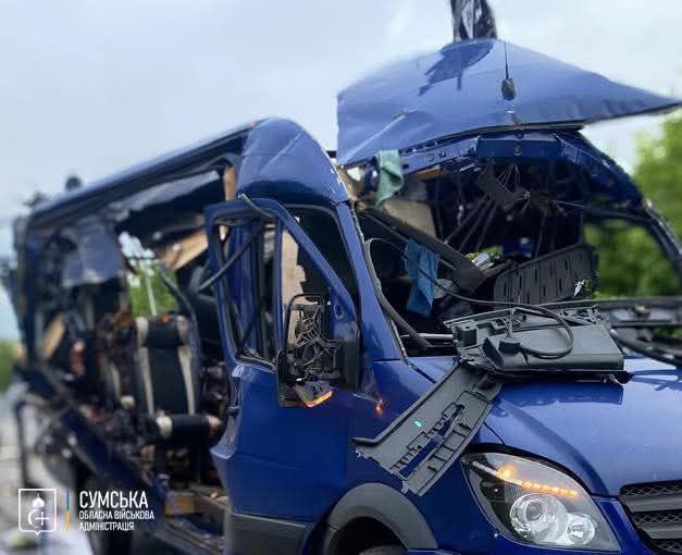 Последствия удара по маршрутному автобусу в Сумской области