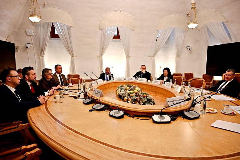 Lindtner also appeared in a photo published on Leonid Slutsky’s official website.