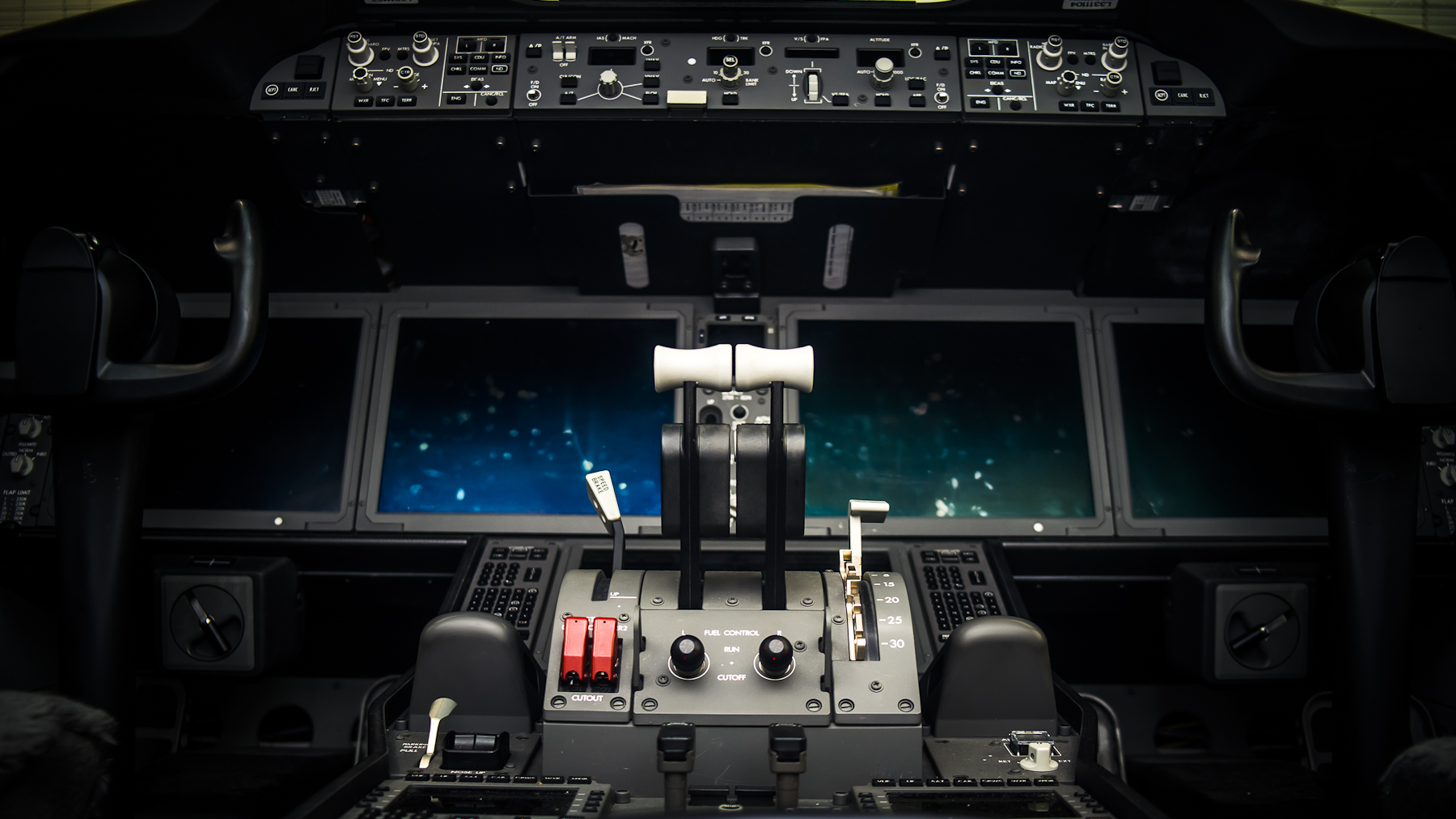 Управление двигателями Boeing 787 с черными переключателями подачи топлива (между ними надпись FUEL CONTROL / RUN / CUTOFF)