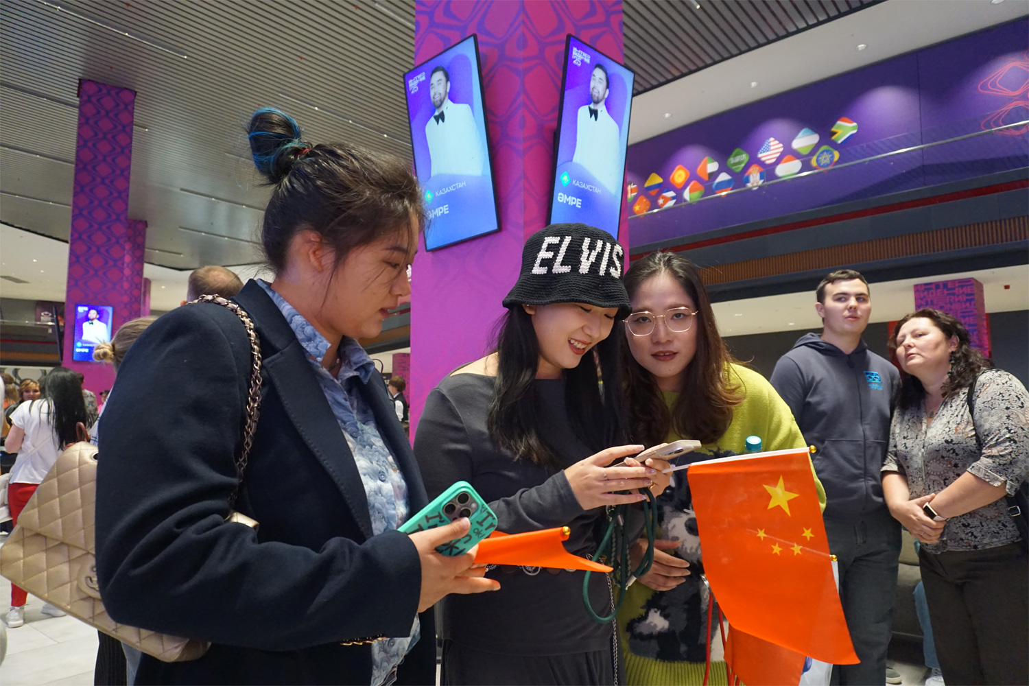 Иностранцев от каждой страны-участницы на входе в ожидании досмотра скапливалось в каждый промежуток времени почти одинаковое количество — человек по 10–20