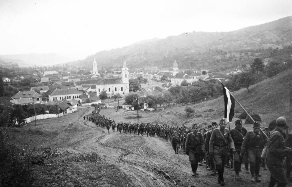 Колонна венгерских солдат в Трансильвании, 1940 год. Венгрия ненадолго отвоевала Трансильванию у Румынии во время Второй мировой войны