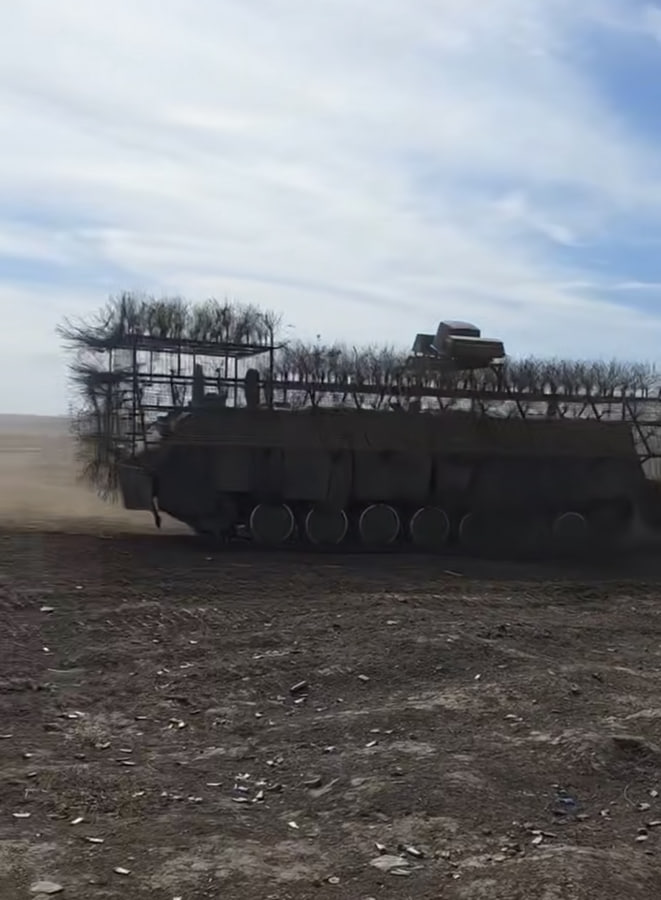 Российский МТ-ЛБу с «мангалом» и дополнительной противодроновой защитой в виде расплетенных металлических тросов