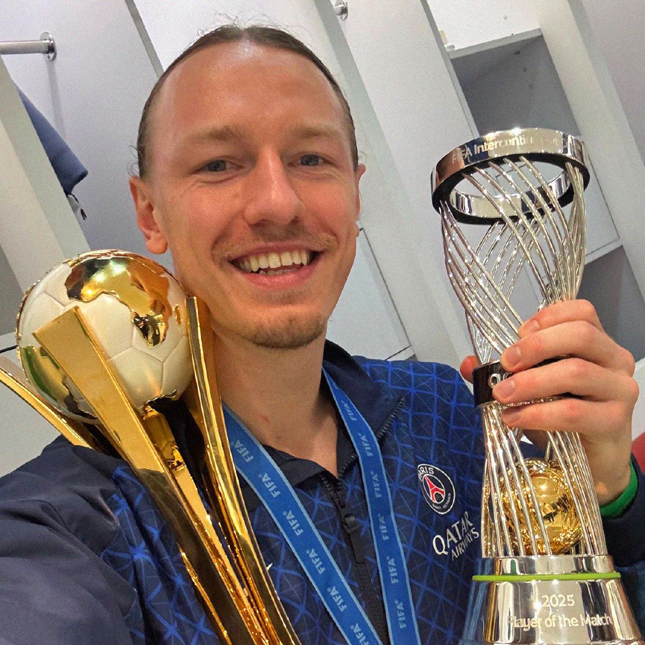 Матвей Сафонов с Межконтинентальным кубком и наградой лучшему игроку матча