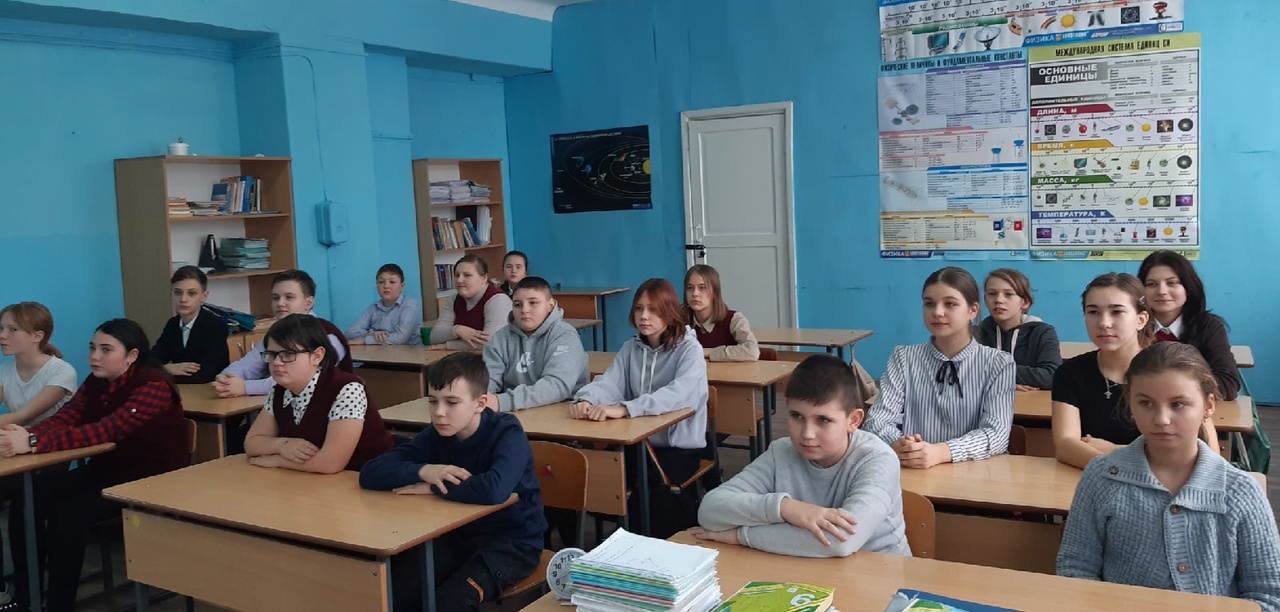 Дети на уроке, посвященном войне в Украине