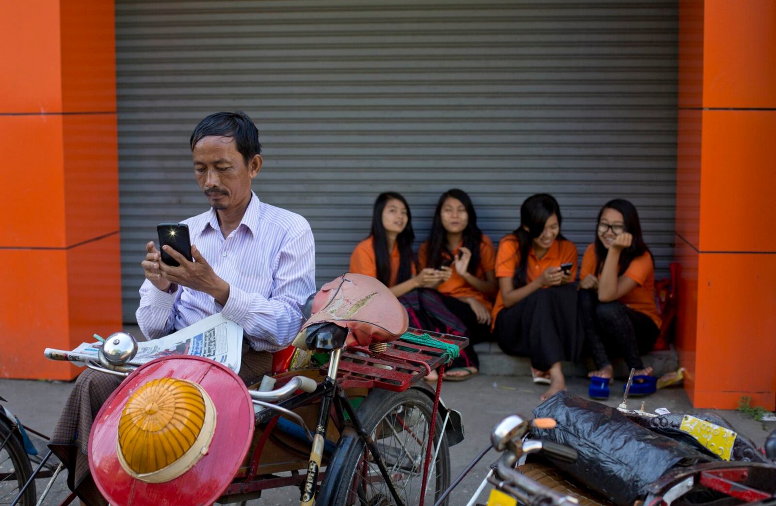 На улице в одном из городов Мьянмы