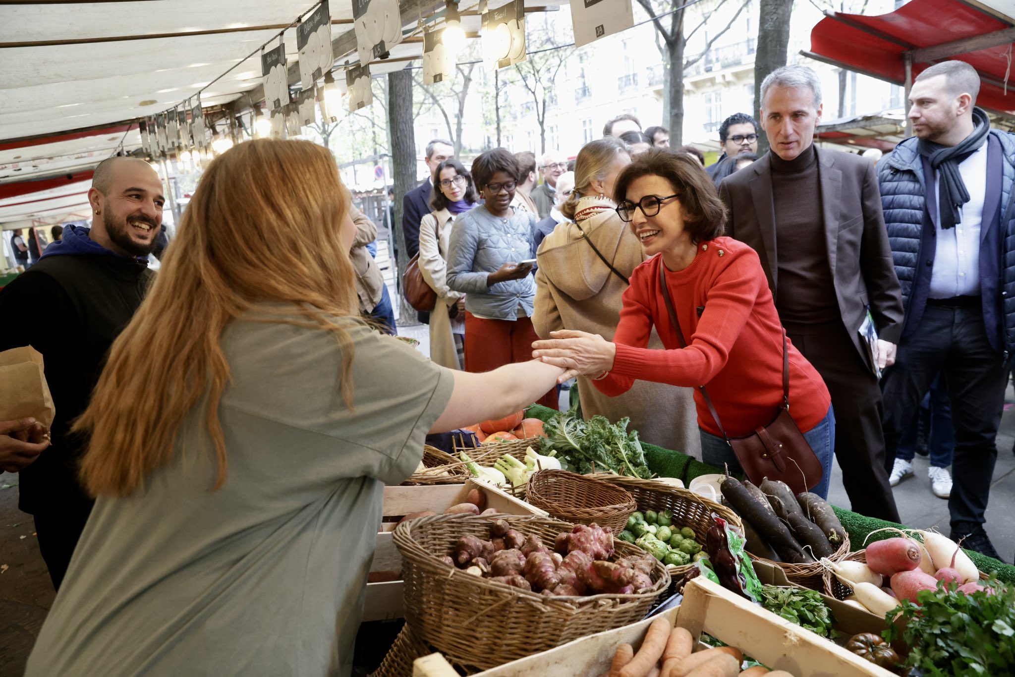 Рашида Дати на одном из парижских рынков