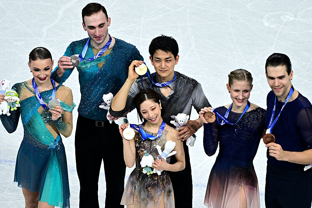 Слева направо: пары фигуристов из Грузии, Японии и Германии