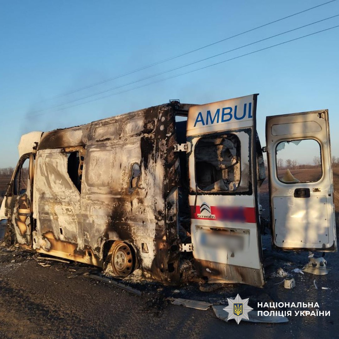 Последствия удара российского FPV-дрона по автомобилю скорой помощи в Харьковской области 15 марта 2026 года