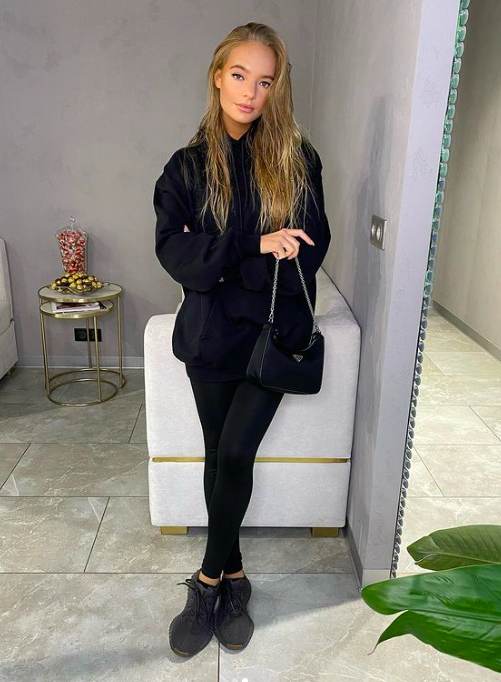 Лиза Пескова с сумкой Prada Re-Edition (155 000 рублей)