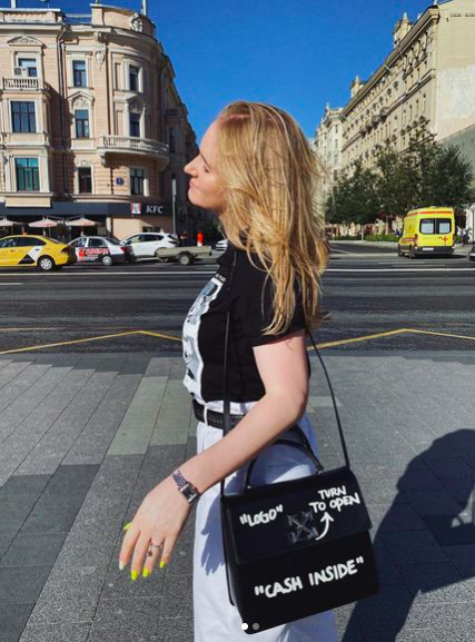 Василиса Карелина (дочь депутата Госдумы и члена Совета Федерации Александра Карелина) с сумкой Off-White 1.4 Jitney (82 600 рублей)