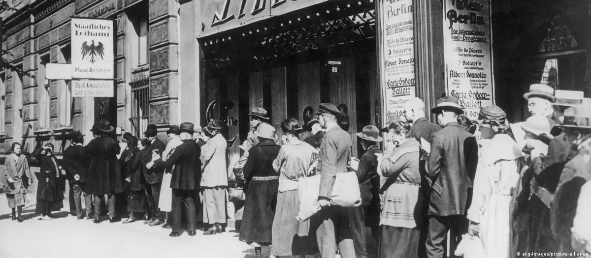 Очередь в ломбард. Берлин, 1924