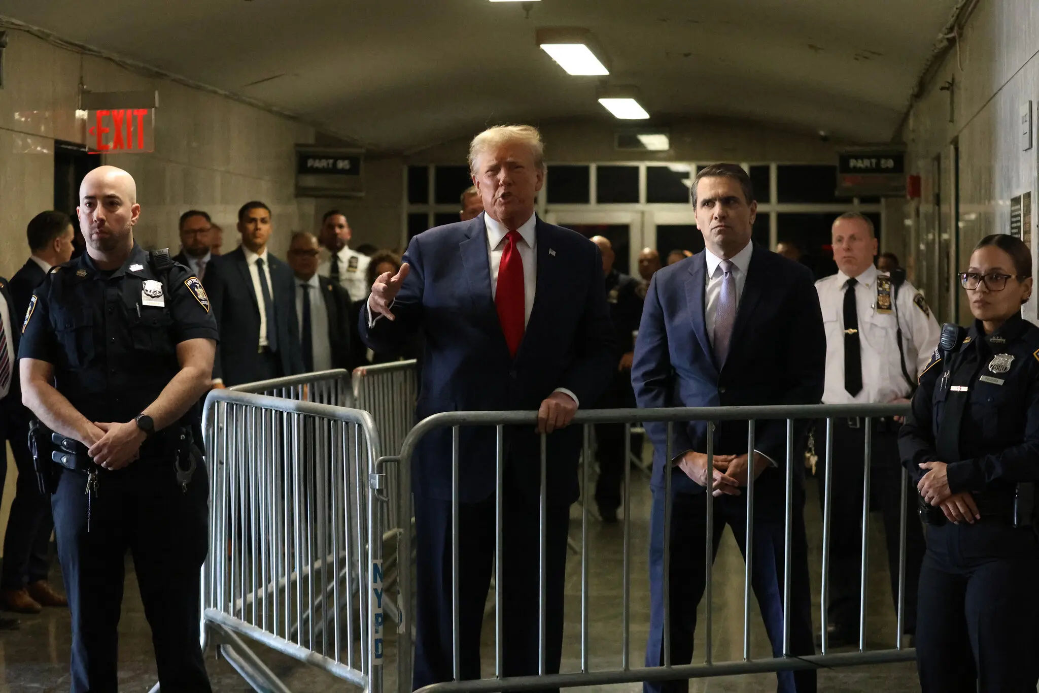 Президент США Дональд Трамп и Тодд Бланш (справа)