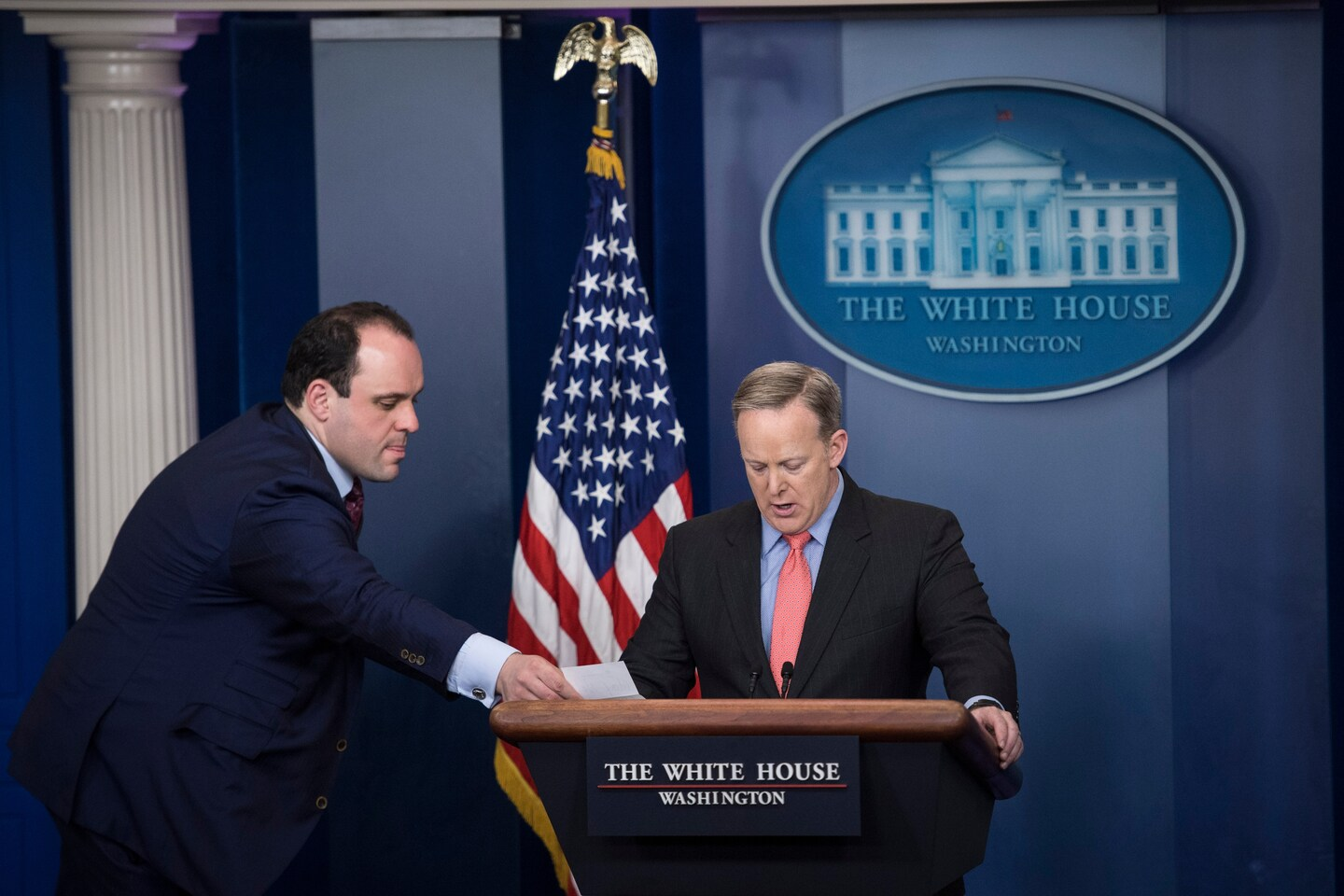 Борис Эпштейн (слева) и пресс-секретарь Белого дома Шон Спайсер, январь 2017