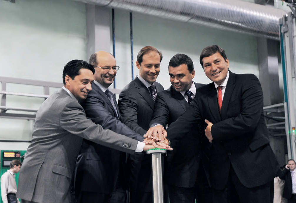 Открытие новой линии цеха «Уралвагонзавода», 2009. Слева направо: гендиректор УВЗ Олег Сиенко, губернатор Свердловской области Александр Мишарин, замминистра промышленности и торговли РФ Денис Мантуров, первый замминистра промышленности и торговли Чехии Томаш Гыннер и президент АО «АЛТА» Владимир Плашил