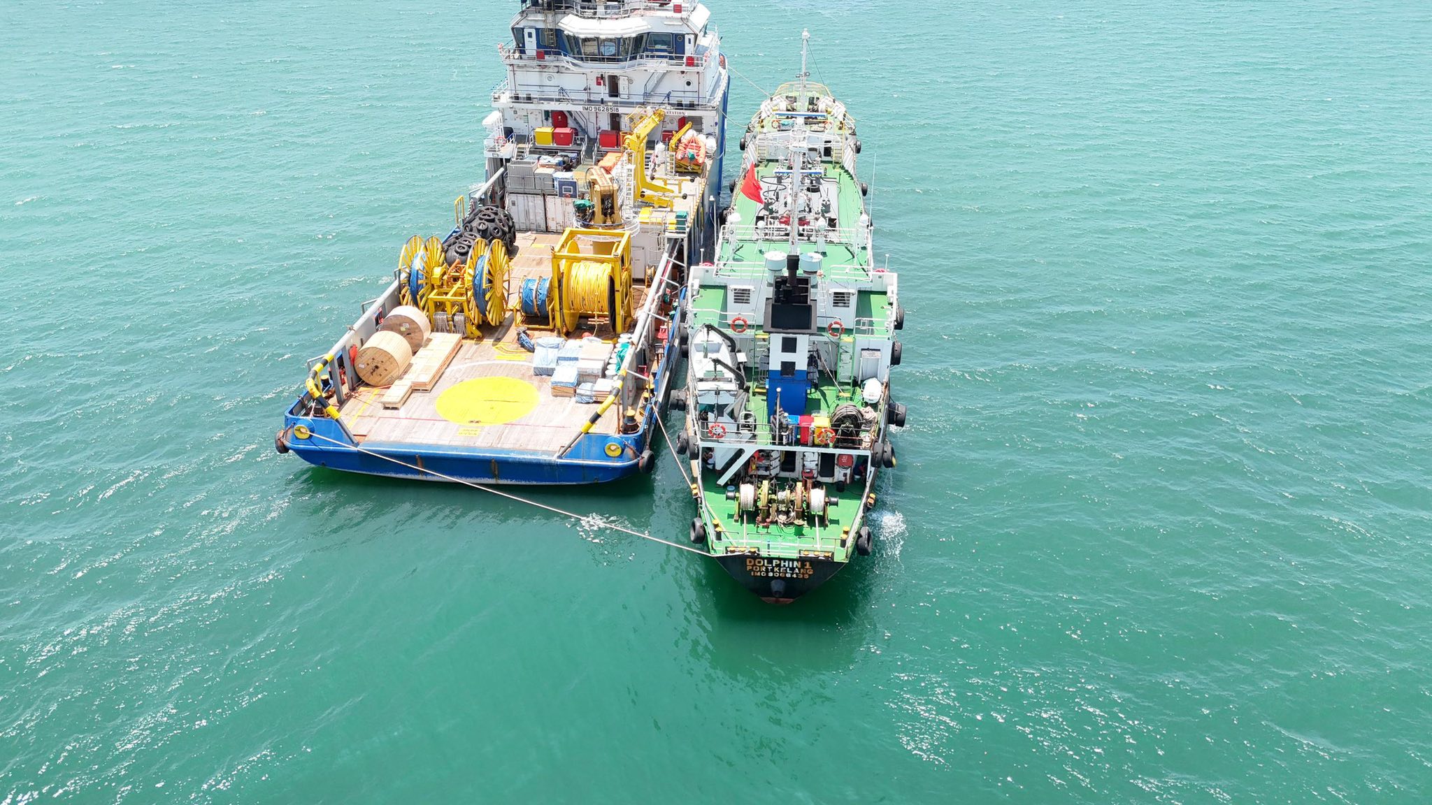 Суда Dolphin 01 и Sunrise G, снятые малайзийской береговой охраной