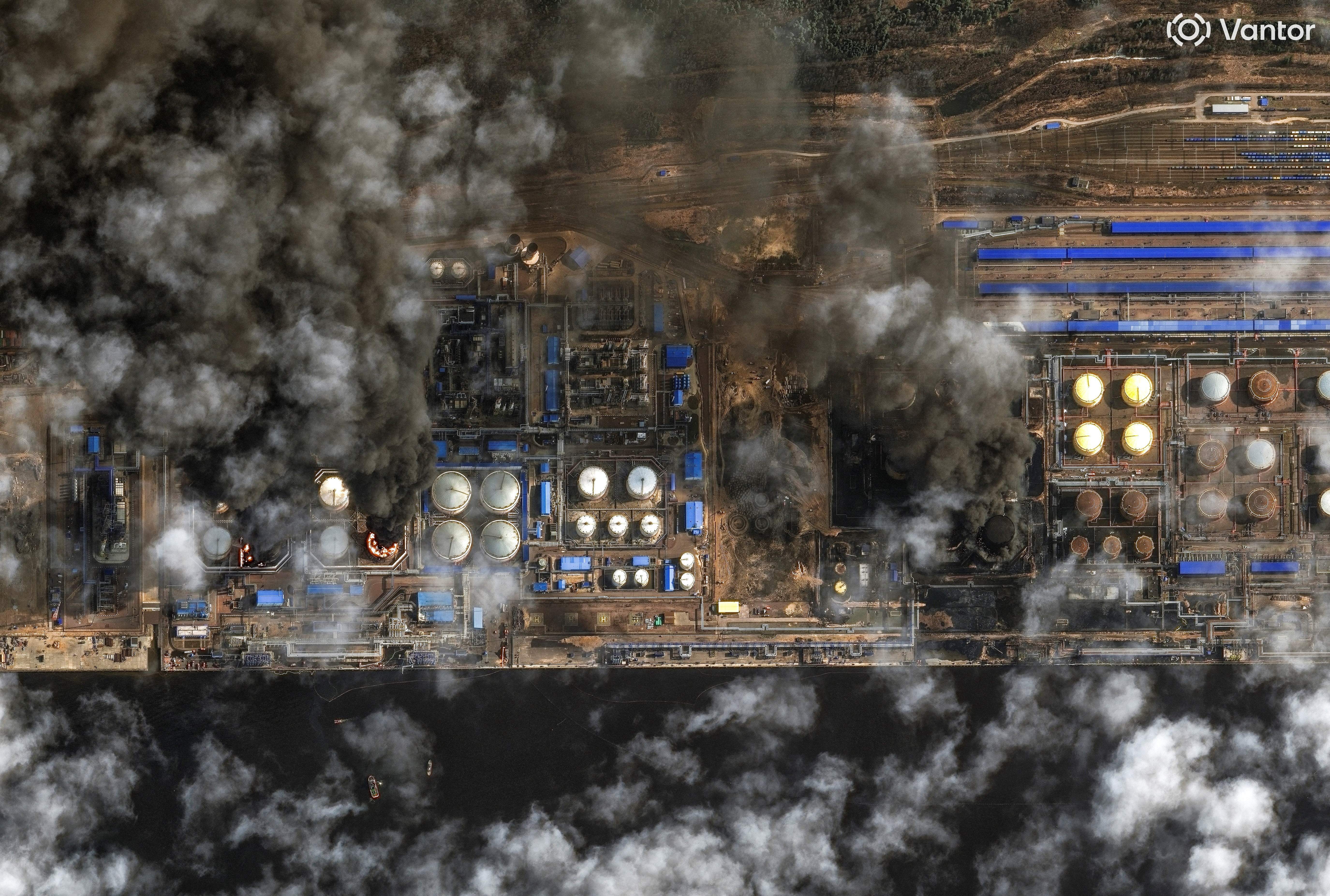 Спутниковый инфракрасный снимок: дым поднимается над резервуарами для хранения нефти в российском порту Усть-Луга на Балтийском море, который неоднократно подвергался ударам со стороны Украины, 29 марта 2026 года