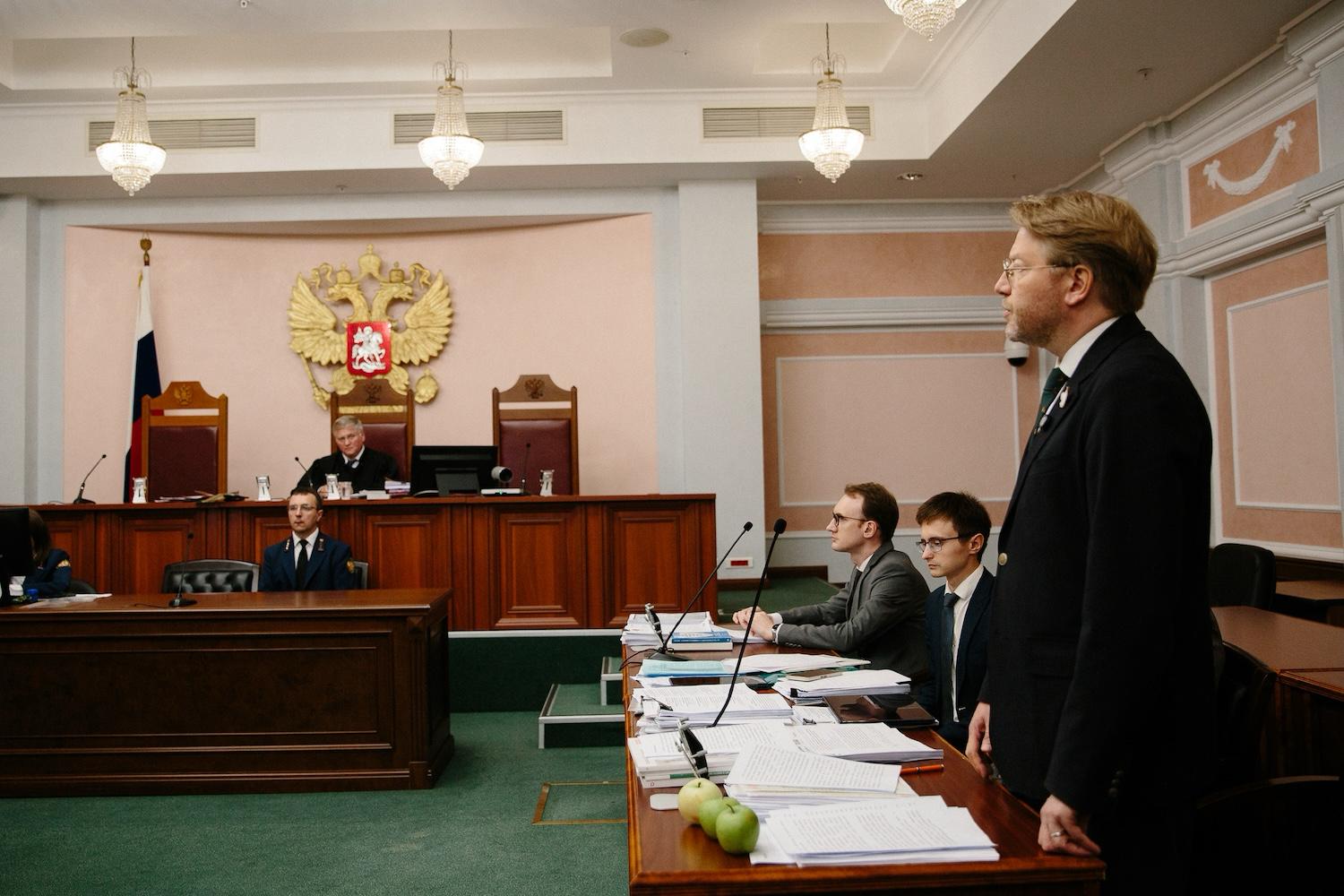Председатель «Яблока» Николай Рыбаков (крайний справа) на суде