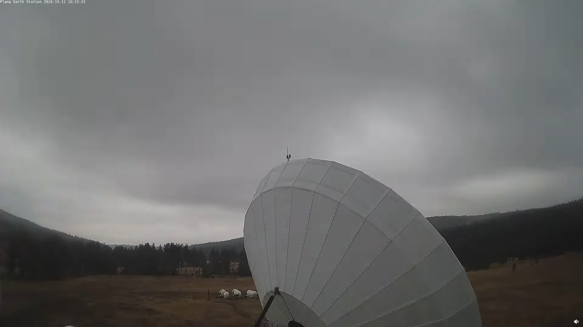 В Болгарии подожгли 11 антенн Starlink у Софии