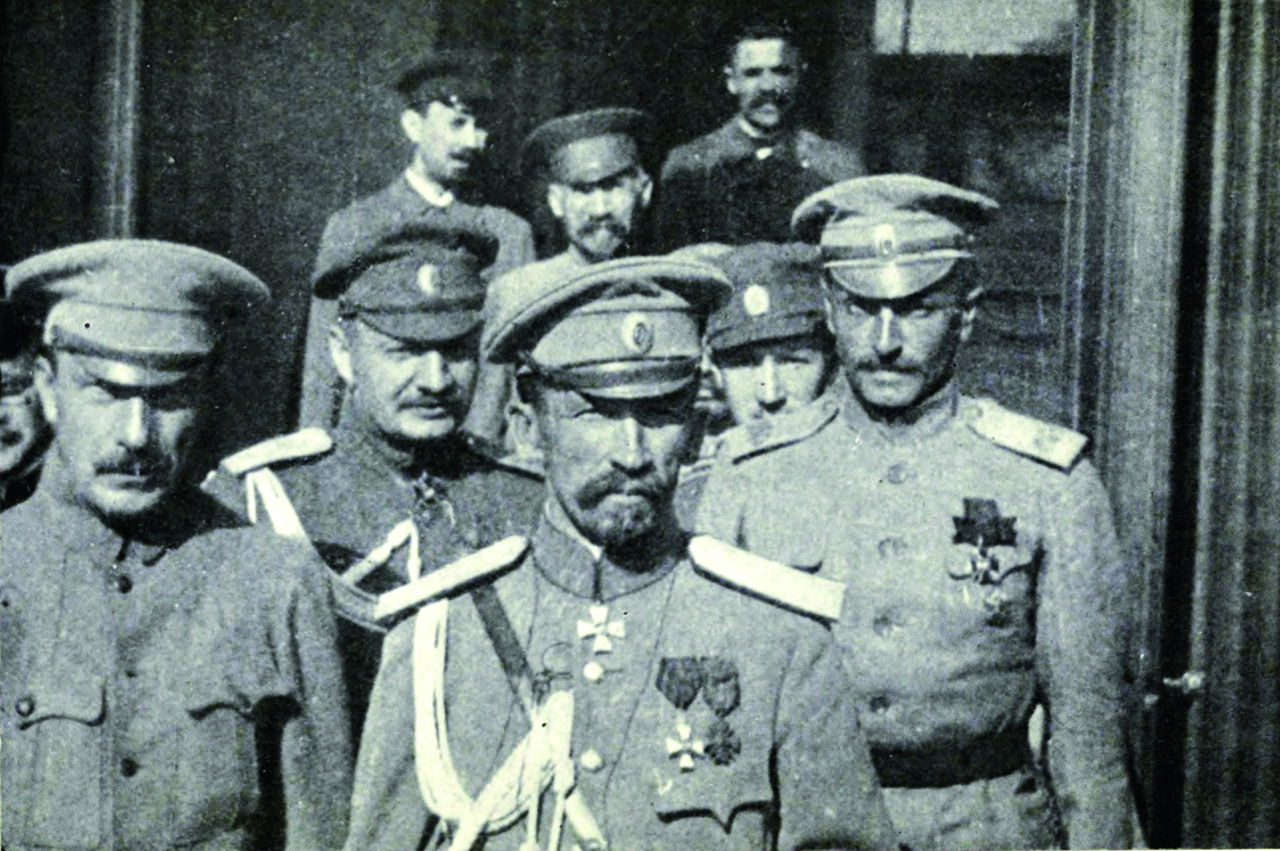 Генерал Лавр Корнилов с офицерами штаба. 1917 г.