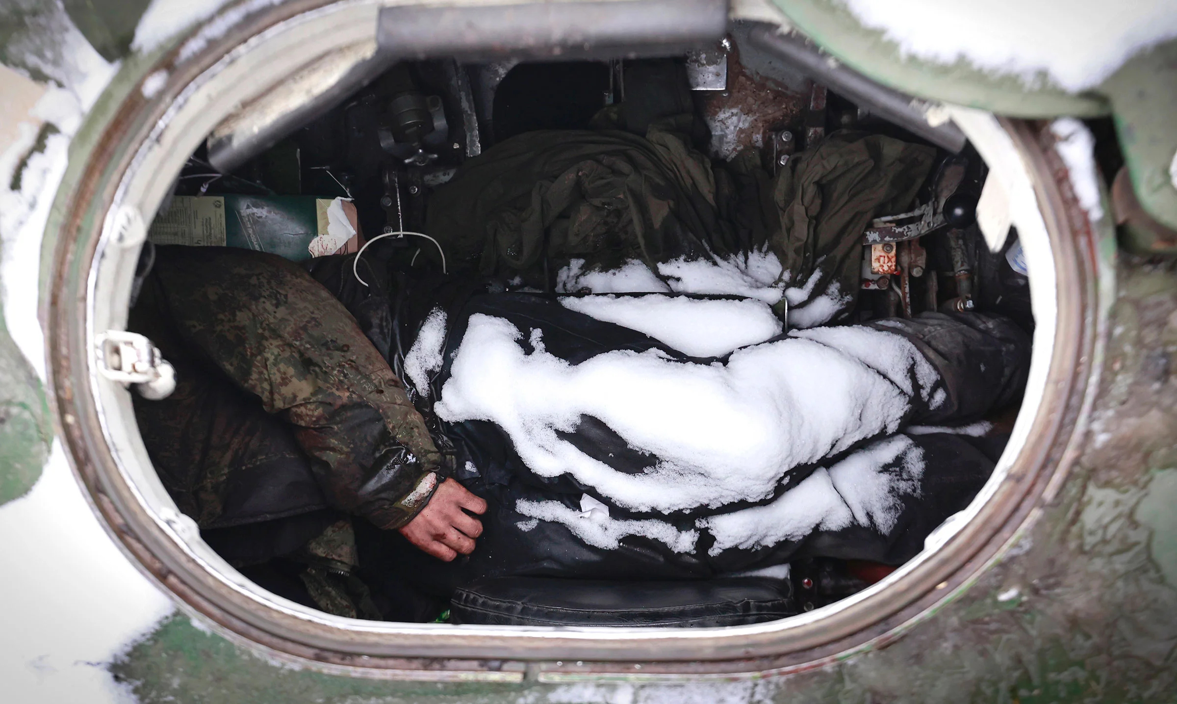Тела российских солдат в военной машине на дороге в Буче, 1 марта