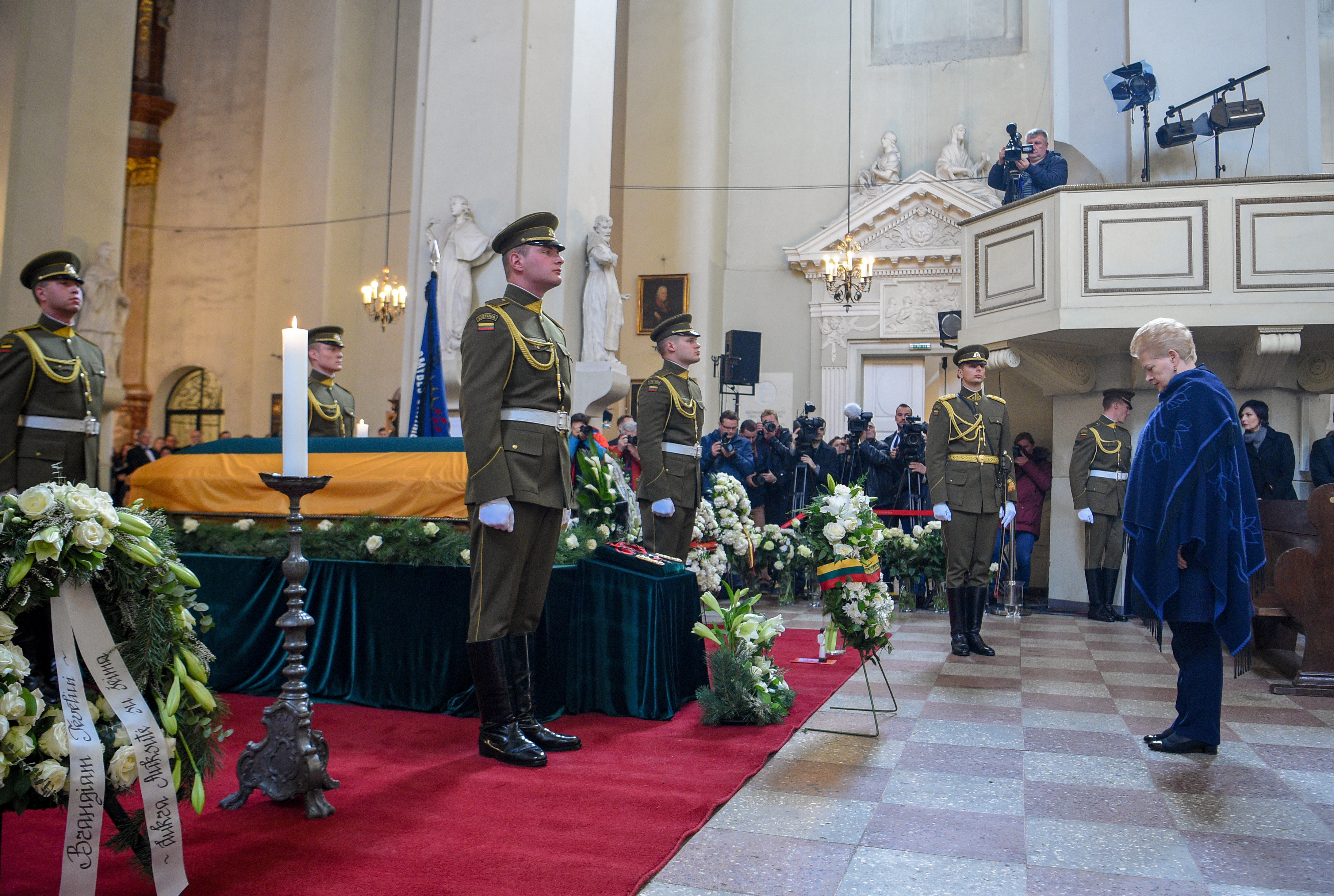 Президент Литвы Даля Грибаускайте на церемонии перезахоронения останков Адольфаса Раманаускаса