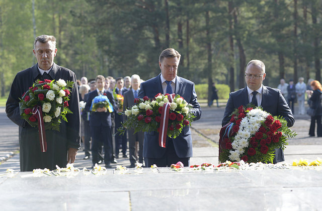 Премьер-министр Латвии Марис Кучинскис на мемориальной церемонии в Саласпилсе