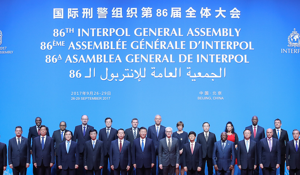 Генеральная ассамблея Интерпола, Пекин, 2017. В центре — Си Цзиньпин, слева от него — Мэн Хунвэй
