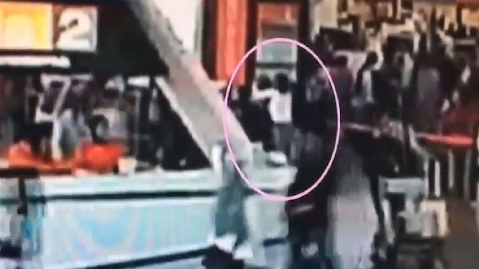 Момент нападения на Ким Чен Нама с отравленным платком, запечатленный камерой видеонаблюдения в аэропорту Куала-Лумпура