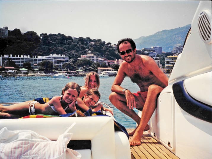 Скот Янг с женой Мишель и дочерьми Скарлет и Сашей