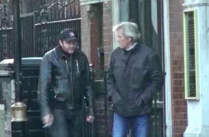 Встреча Янга с главарем банды Патриком Адамсом. Кадр с камеры видеонаблюдения