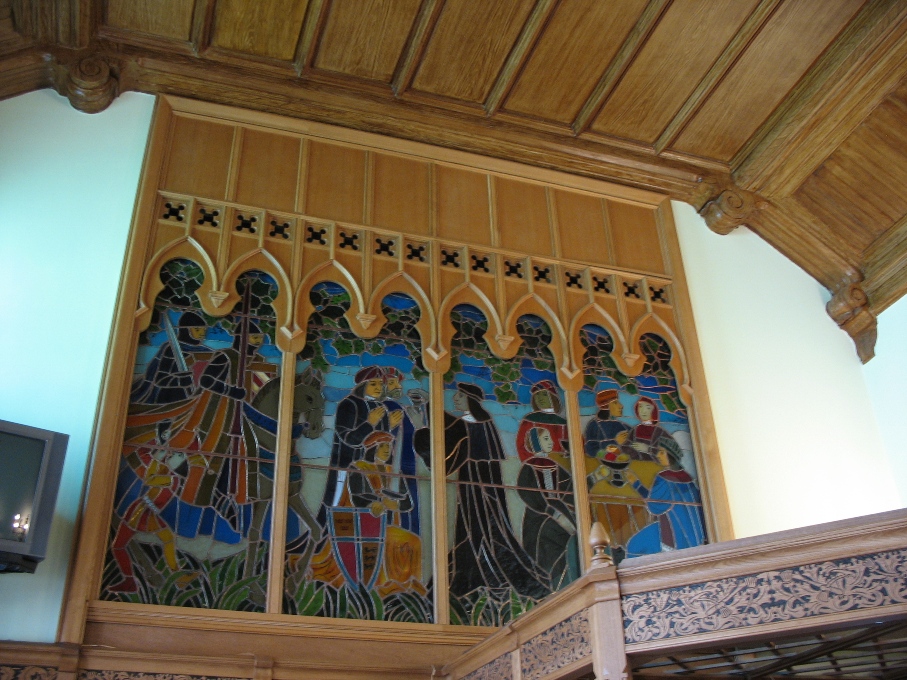 Витражи в интерьере замка