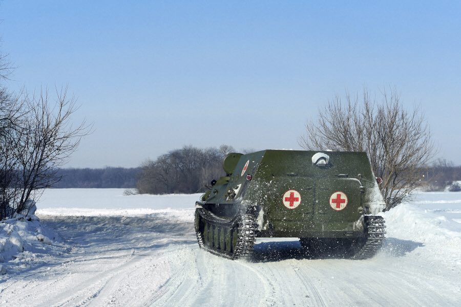 Медики ВСУ в поле под Авдеевкой. Фото: Иван Боберський для РБК