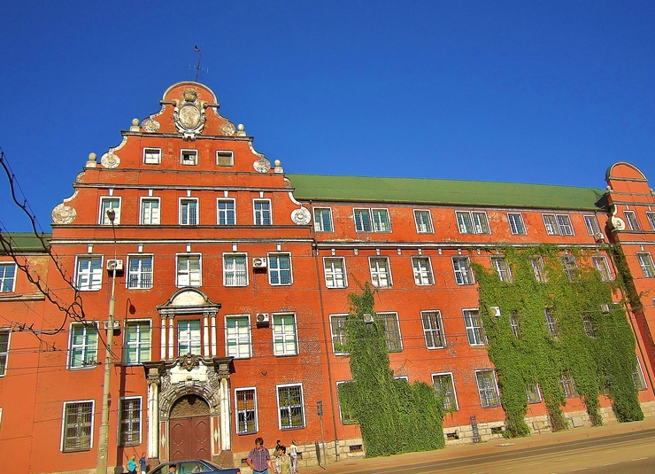 За попытку водрузить флаг ФРГ на этом здании активистам грозит серьезный срок