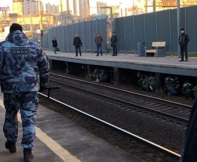 Под платформой прячутся бойцы ФСО с собаками