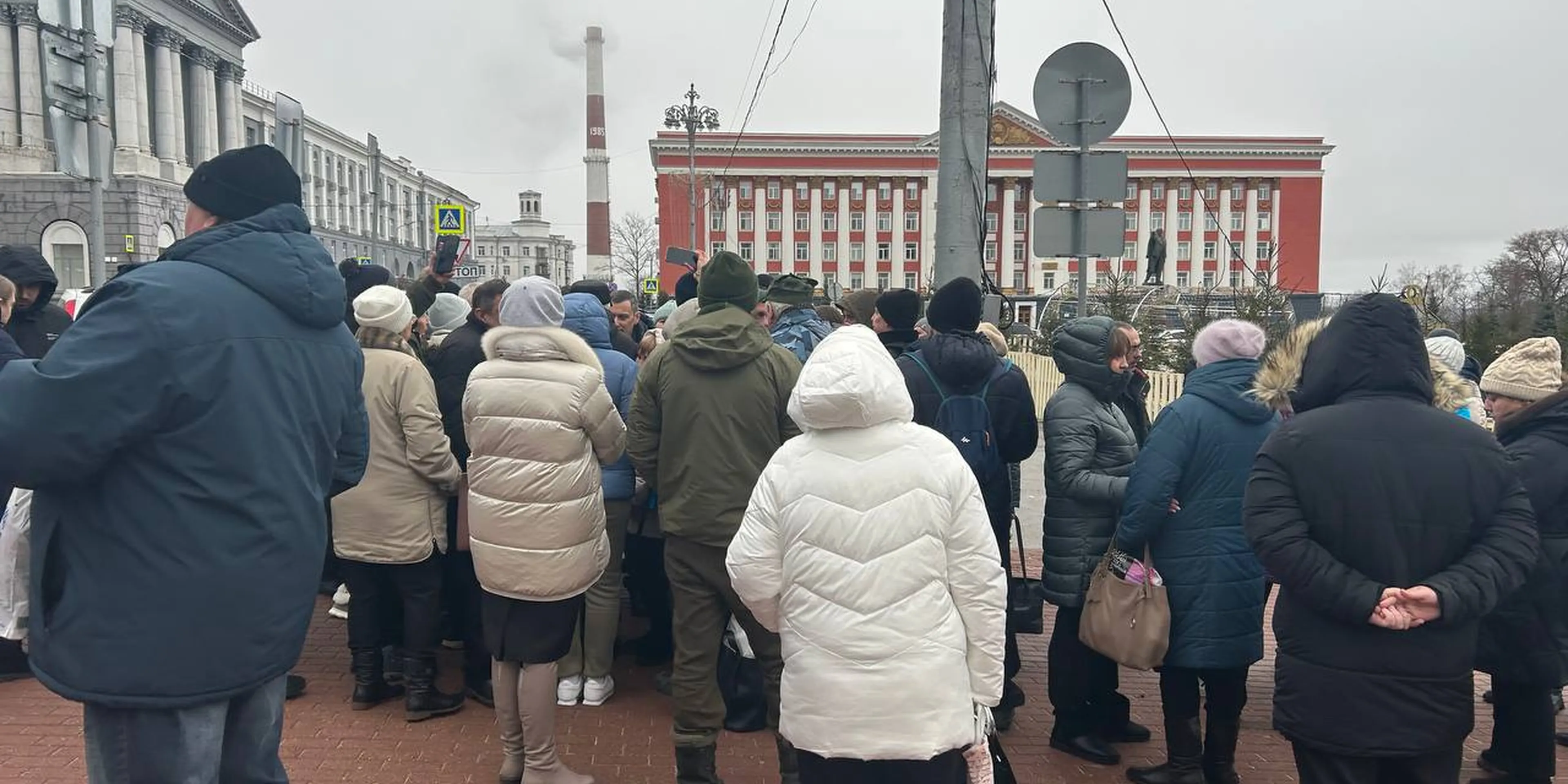 Беженцы из Суджанского района вышли на митинг в Курске. Власти отказывают им в помощи, прикрываясь «инициативными группами» из бюджетников