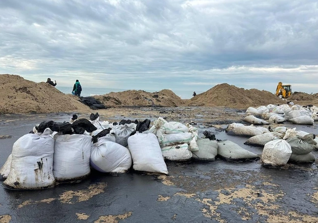 На полигон в Ростовской области ввезли загрязненный мазутом песок с Черного моря. Вместо обещанной переработки его могут просто закопать