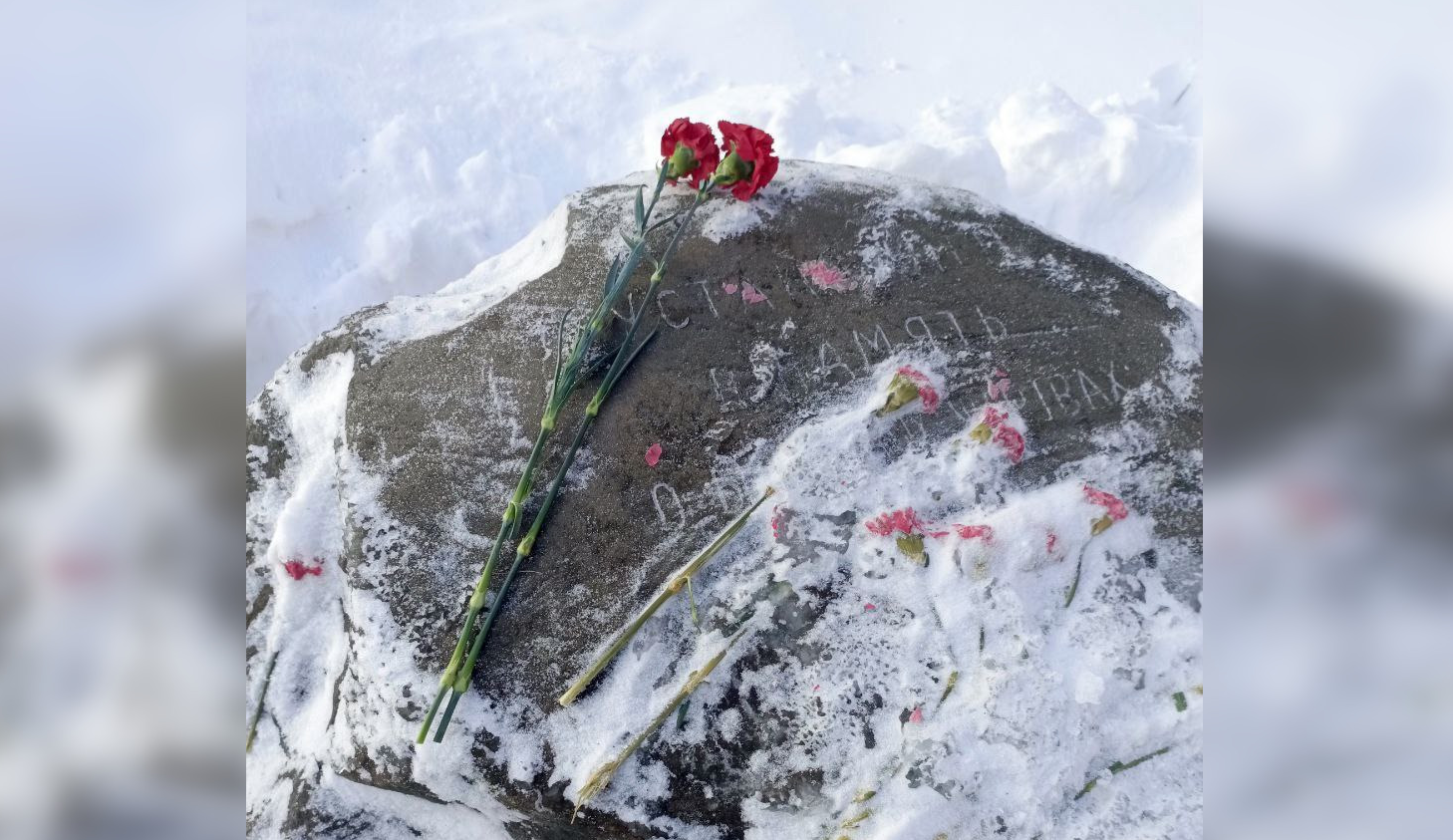 Жителя Ухты задержали после возложения цветов к мемориалу жертвам политических репрессий в годовщину смерти Алексея Навального