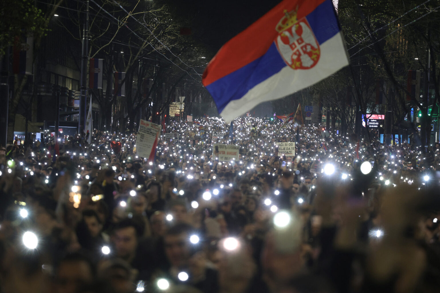 Протестующие в Сербии обвинили полицию в применении запрещенного звукового оружия. Чиновники все отрицают, президент угрожает преследованием