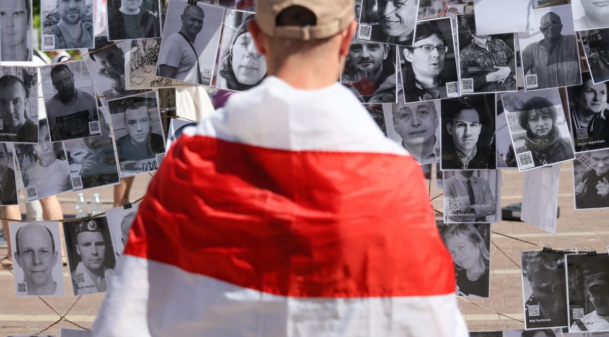 Выставка фотографий белорусских политзаключенных в Варшаве / Фото: PAP/Paweł Supernak